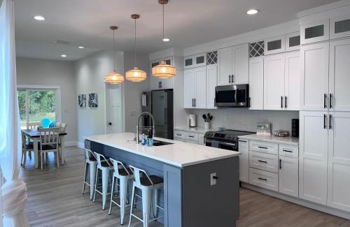 Foley House | Adorable cottage near Sports Complex OWA beaches shopping Central to all the fun Foley has to offer King Bed