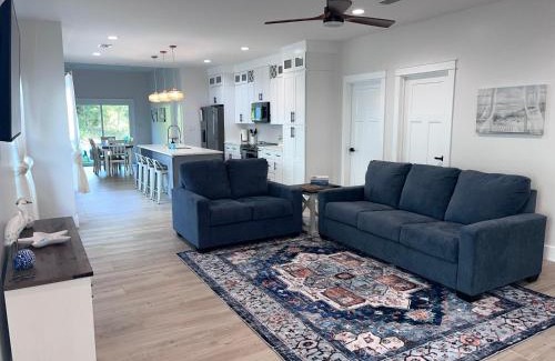 Foley House | Adorable cottage near Sports Complex OWA beaches shopping Central to all the fun Foley has to offer King Bed