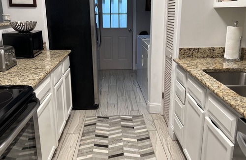 West Beach Cottage | Adorable Cottage on Cougar Pt Golf Course-PET FRIENDLY