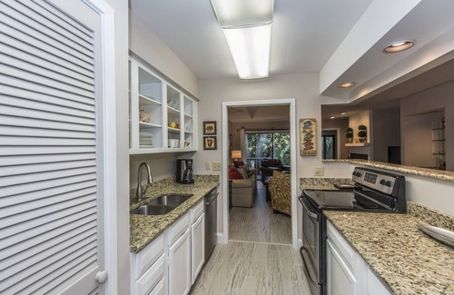 West Beach Cottage | Adorable Cottage on Cougar Pt Golf Course-PET FRIENDLY