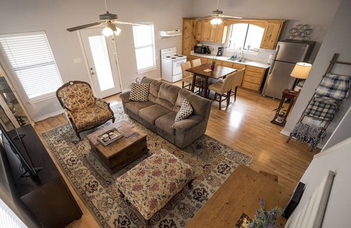 Wimberley Cabin | Adorable country cottage overlooking a wet weather creek with hot tub