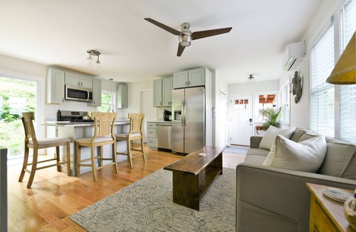 South Kingstown Cottage | Adorable Cozy Cottage Near Narragansett Beach & Narrow River - Perfect Getaway!