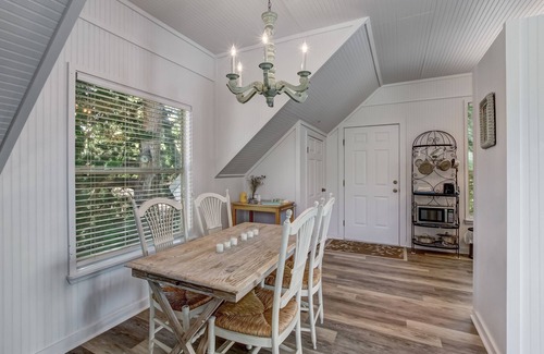 Fernandina Beach Apartment | Adorable Dog Friendly Garage Apartment in the Historic District of Old Town!