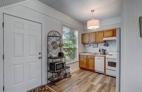 Fernandina Beach Apartment | Adorable Dog Friendly Garage Apartment in the Historic District of Old Town!