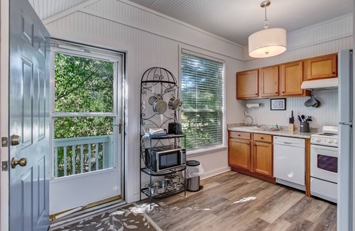 Fernandina Beach Apartment | Adorable Dog Friendly Garage Apartment in the Historic District of Old Town!