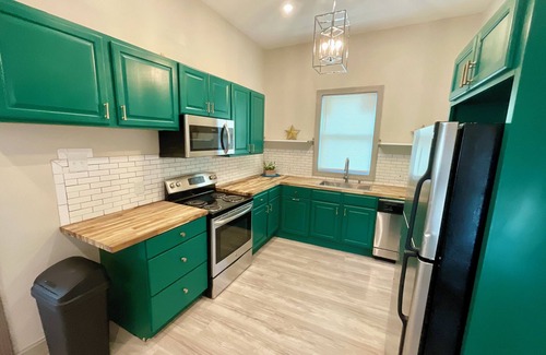 Midtown Apartment | Adorable Gem in the Heart of Savannah!