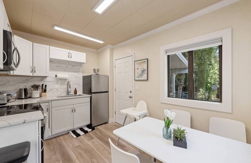 Mercer Island House | Adorable home with AC walking to downtown and park