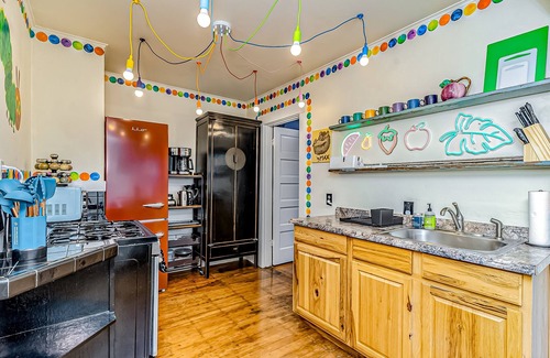 West Seattle House | Adorable, kids' book-themed, dog-friendly home - 1 block from Alki Beach