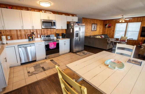 North Carolina Coast Cottage | Adorable Oceanfront Cottage. Plan your trip to Paradise Island today!