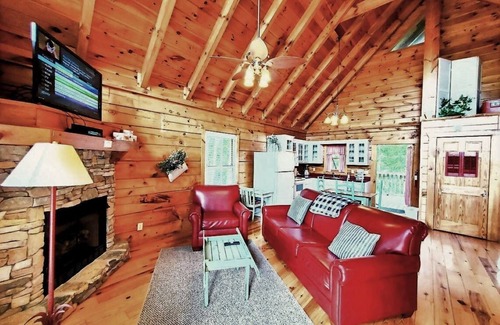 Pigeon Forge Ski Chalet | Adorable Shut’er Inn – Cozy Studio Cabin - Free Daily Attraction Tickets!