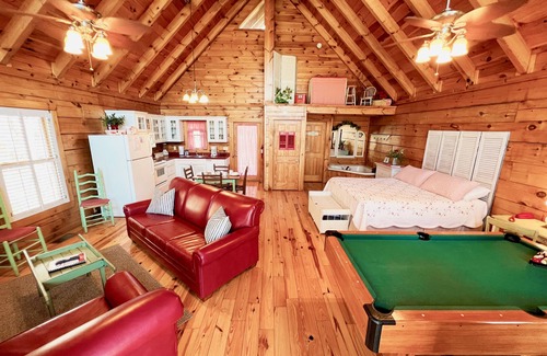 Pigeon Forge Ski Chalet | Adorable Shut’er Inn – Cozy Studio Cabin - Free Daily Attraction Tickets!