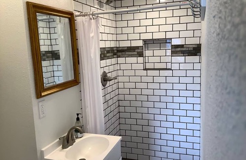 Central - Terry Cottage | ★Adorable Tiny House near hospitals & breweries ★