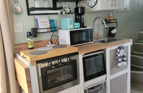 Stokes House | Adorable Tiny House that's pet friendly! HOT TUB. Walk to popular wedding venue.