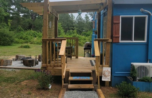 Stokes House | Adorable Tiny House that's pet friendly! HOT TUB. Walk to popular wedding venue.