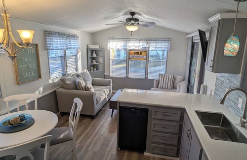 Braden River House | Adorable Two Bedroom Vacation Home in Resort with Pools, Fitness Centre & More!