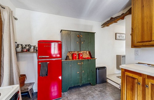 Gray Apartment | Adorable waterfront gem with 2 kayaks, high-speed WiFi, full kitchen & dock