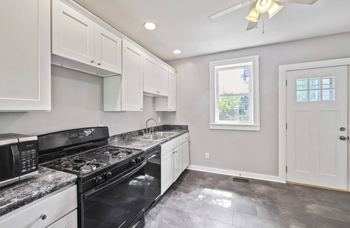 Front Park House | Adorable West Side Cottage free Onsite Parking
