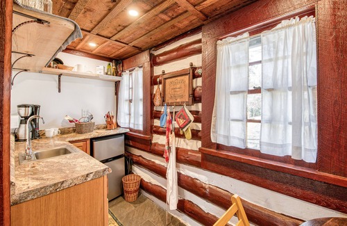 Lake Junaluska Apartment | Adorable Wooded Getaway w/Free WiFi, Shared Pool, Kitchenette & Great Location