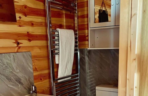 Boston Cabin | Adults only cabin with double bed with Hot Tub