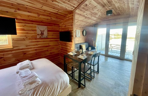 Boston Cabin | Adults only cabin with double bed with Hot Tub