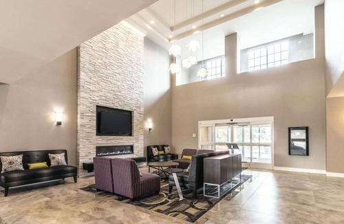Arlington Hotel | Adventure Awaits: Comfy Retreat Near Arlington's Top Attractions!