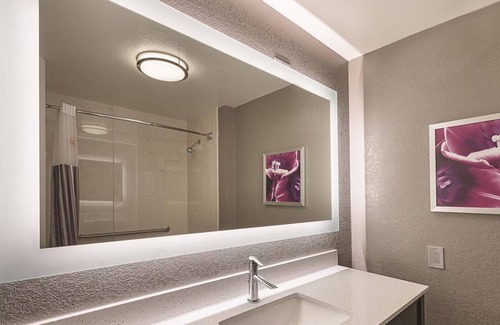 Arlington Hotel | Adventure Awaits: Comfy Retreat Near Arlington's Top Attractions!