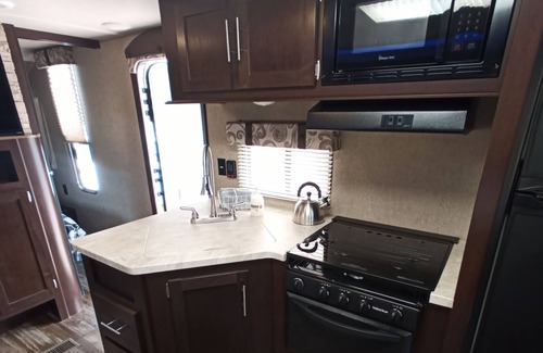 Southwest Meade House | Adventure Awaits! Spacious Camper, Off-Grid Experience