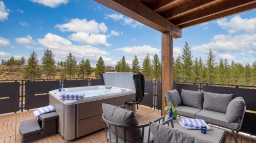 Bend House | Aerie Modern 4 Unit Buyout 4 Units w Hot Tub Mountain Views Near Downtown
