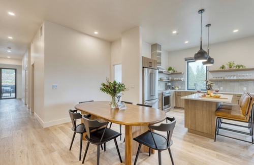 Bend House | Aerie Sleek 6 Unit Buyout | 6 Units, 15BDR | Deck, Hot Tub, Views, Near Old Bend