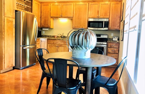 Fredericksburg House | Aermotor Loft -100yds to Main Street! Sleeps 4, HOT TUB