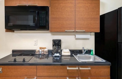 Billings Hotel | Affordable Billings Stay w/Kitchen – Pet-Friendly Room Near Parks & Attractions