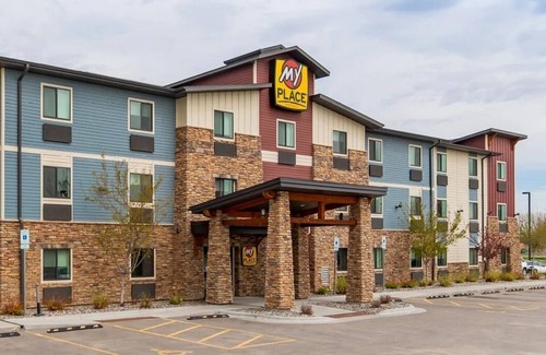 Billings Hotel | Affordable Billings Stay w/Kitchen – Pet-Friendly Room Near Parks & Attractions