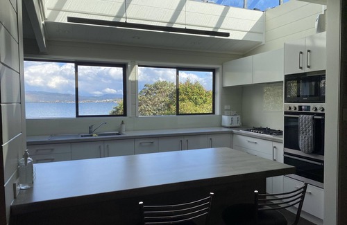 Kawaha Point House | Affordable lake edge luxury at The Willows, Lake Rotorua