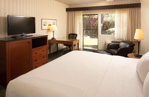 Wilburton Hotel | Affordable Lodging! Breakfast Included! Near Meydenbauer Bay Park! Pets Allowed!