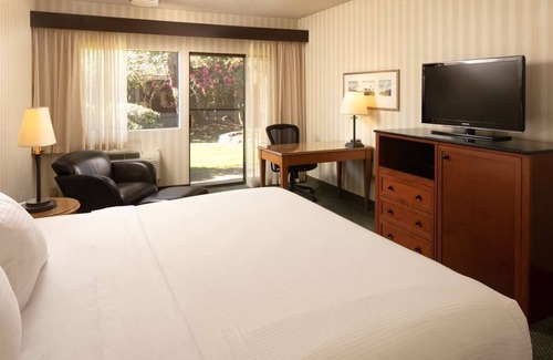 Wilburton Hotel | Affordable Lodging! Breakfast Included! Near Meydenbauer Bay Park! Pets Allowed!