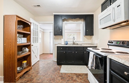 Newport News House | Affordable Newport News. Sleeps 6, easy Shipyard access