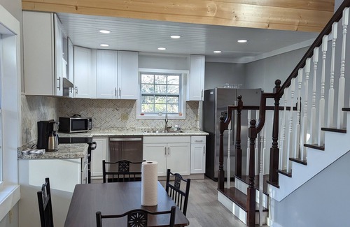 Tiger House | Affordable Rustic Modern Family Home-5 minutes to Town!
