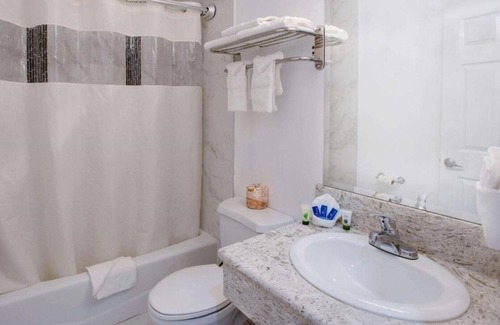 Lamanda Park House | Affordable stay in historic Pasadena!