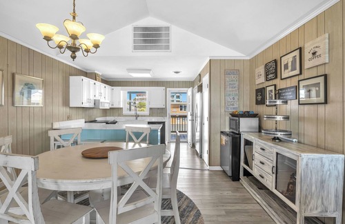 Long Beach House | Afternoon Delight: Oceanfront, Dog-friendly Home with Sun Deck and Covered Decks