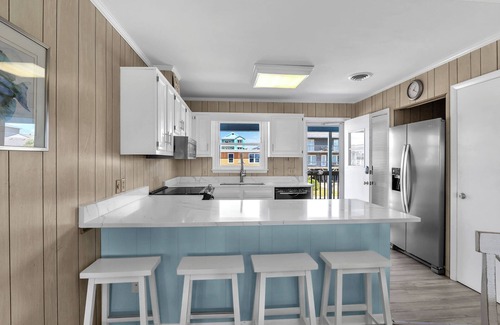 Long Beach House | Afternoon Delight: Oceanfront, Dog-friendly Home with Sun Deck and Covered Decks