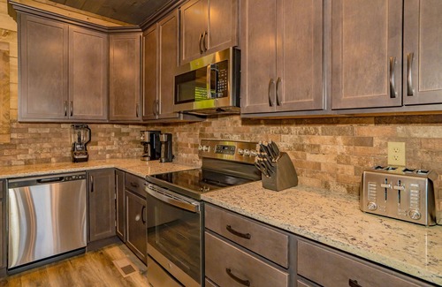 Chalet Village North Cabin | AGatHeavenlyView: VIEWS*ResortPool*Theater*Games*HotTub*Wifi*near Attractions!