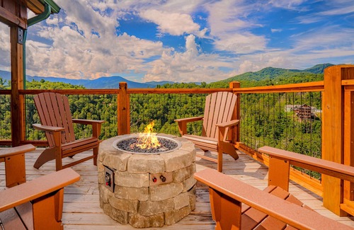 Chalet Village North Cabin | AGatHeavenlyView: VIEWS*ResortPool*Theater*Games*HotTub*Wifi*near Attractions!