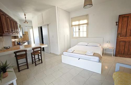 Ioulida Apartment | Aggelos & Melina studios - Enjoy sunset from Melina