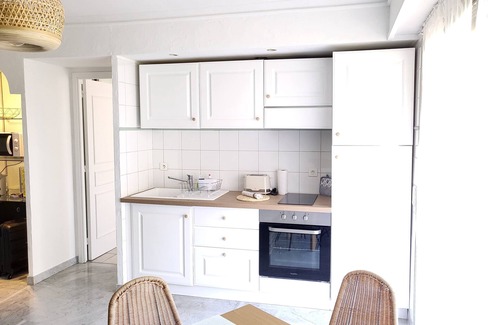 Saint-Laurent-du-Var Apartment | Agréable T2 Au Calme, Entre Centre Ville et Plage