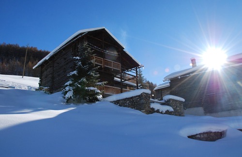 Saint-Veran Ski Chalet | AGREABLE CHALET, SAUNA, ski in ski out - Parking