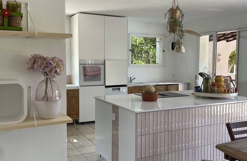 Le Brusc Villa | Air-conditioned villa with secure swimming pool 10 minutes from the beach and shops
