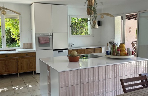 Le Brusc Villa | Air-conditioned villa with secure swimming pool 10 minutes from the beach and shops