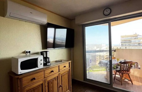 Le Port Apartment | Air-conditioned studio cabin with marina view - Canet Port, sleeps 4
