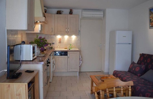 Saint-Cyprien Plage Apartment | Air-conditioned apartment with terrace in lively area, private parking