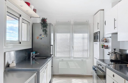 Carnon-Plage Apartment | Air-conditioned apartment with terrace and parking, sea-facing